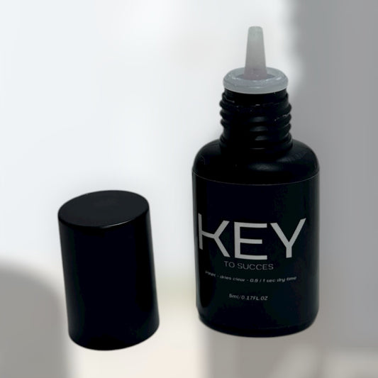 Korean × Lashroom Glue – Ultieme precisie. Onzichtbare hechting.